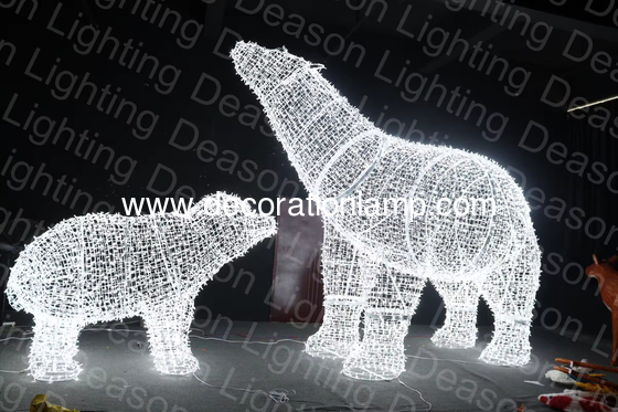 Osito polar de Navidad iluminado al aire libre